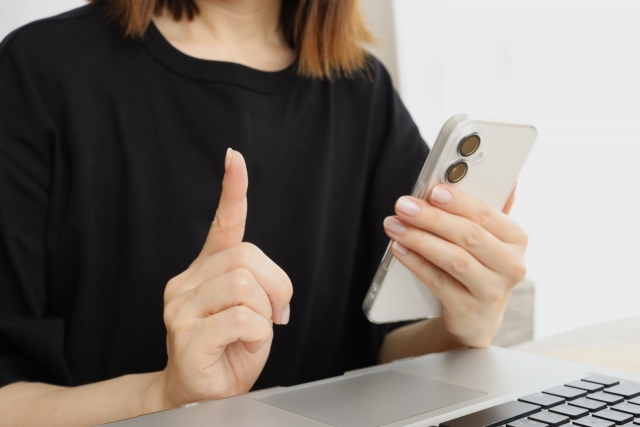 中古端末の活用やWi-Fi接続、そして審査不要で契約できるサービスなど、解決策はいくつもあります。